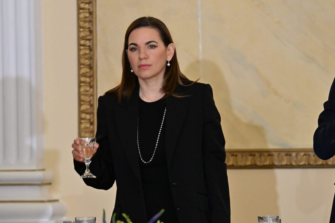 Όλγα-Κεφαλογιάννη:-Προσθέτει-στο-όνομά-της-και-το-επίθετο-Βαρδινογιάννη,-από-την-πλευρά-της-οικογένειας-της-μητέρας-της-–-Ο-συμβολισμός-πίσω-από-την-απόφασή-της