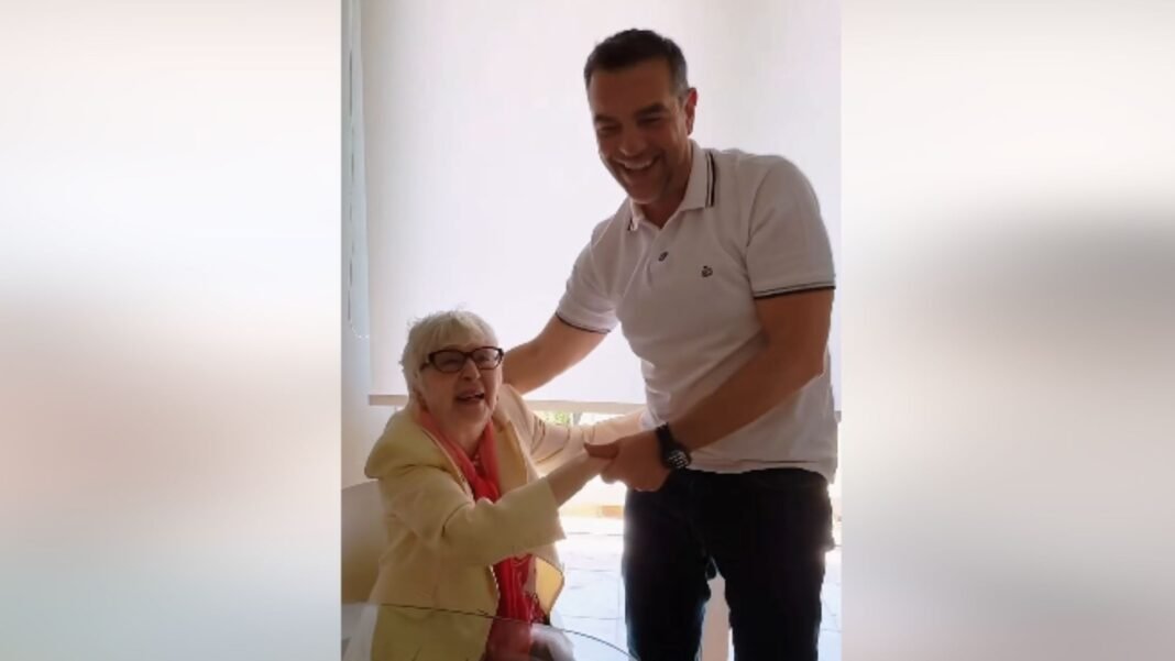 «Τι έκανε η “Θεοπούλα” στην ΕΛΑΣ; – Θραύση» – Το βίντεο του Αλέξη Τσίπρα με την Έφη Παπαθεοδώρου «Τι-έκανε-η-“Θεοπούλα”-στην-ΕΛΑΣ;-–-Θραύση»-–-Το-βίντεο-του-Αλέξη-Τσίπρα-με-την-Έφη-Παπαθεοδώρου