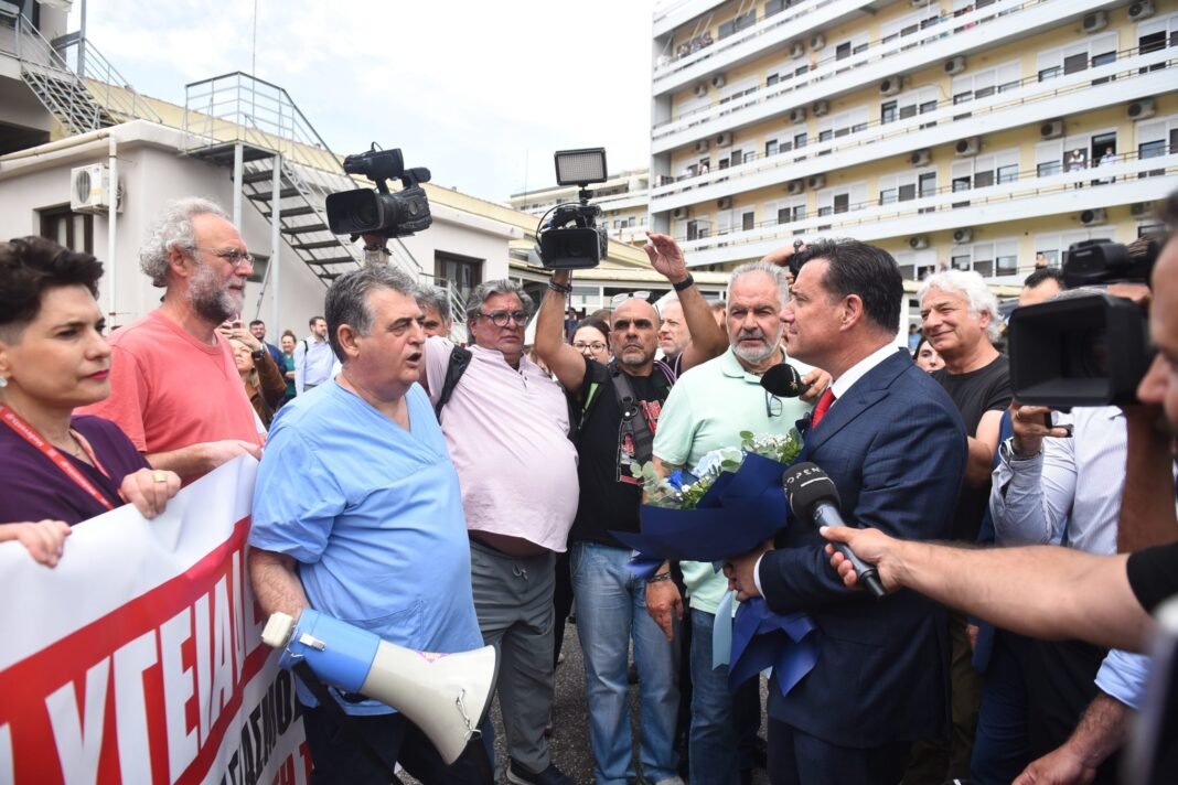 Άδωνις Γεωργιάδης: Ο διάλογος με εργαζόμενους έξω από το ΑΧΕΠΑ – «Είμαι ανεπιθύμητος;» Άδωνις-Γεωργιάδης:-Ο-διάλογος-με-εργαζόμενους-έξω-από-το-ΑΧΕΠΑ-–-«Είμαι-ανεπιθύμητος;»