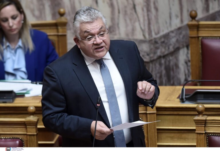 Νίκος-Παπαϊωάννου:-Κουκουλοφόροι-πέταξαν-φυλλάδια-και-τρικάκια-έξω-από-το-σπίτι-του-–-«Δεν-πρόκειται-να-κάνω-πίσω»