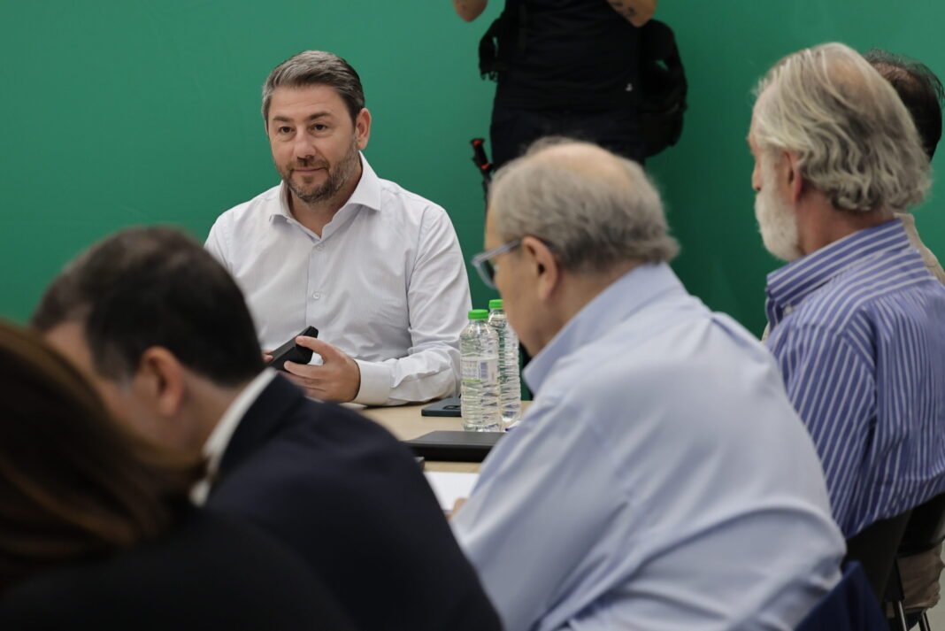 ΠΑΣΟΚ:-Η-νέα-«ομάδα-κρούσης»,-ο-διάλογος-Ανδρουλάκη-Δούκα-στο-Πολιτικό-Συμβούλιο-και-το-μήνυμα-ενότητας