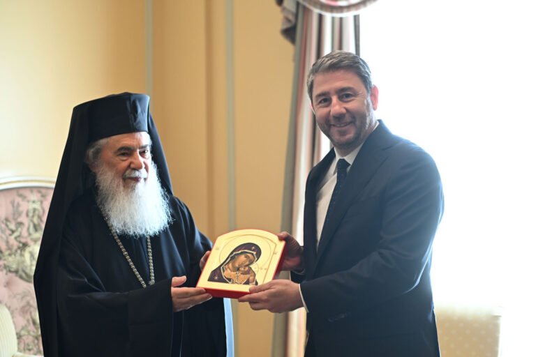Ανδρουλάκης-σε-Πατριάρχη-Ιεροσολύμων:-«Είμαστε-πάντοτε-στο-πλευρό-σας»