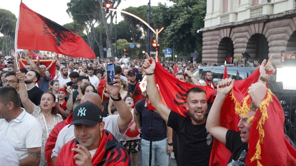 Συνεχίζεται η “επανάσταση των Φλαμίνγκο” στην Αλβανία – Νέες ογκώδεις διαδηλώσεις Συνεχίζεται-η-“επανάσταση-των-Φλαμίνγκο”-στην-Αλβανία-–-Νέες-ογκώδεις-διαδηλώσεις