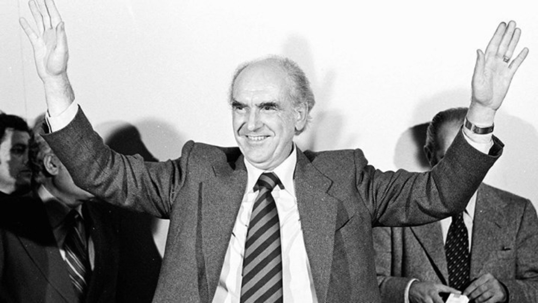 Ανδρέας Παπανδρέου: «…Ωσεί Παρών…» – Ένας Μεγάλος Απών με διαρκή Παρουσία Παντού Ανδρέας-Παπανδρέου:-«…Ωσεί-Παρών…»-–-Ένας-Μεγάλος-Απών-με-διαρκή-Παρουσία-Παντού