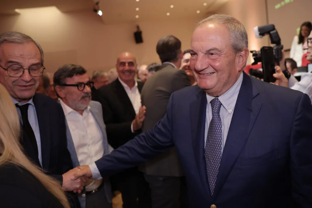Καραμανλής – Σαμαράς: Η νέα κοινή εμφάνιση στην παρουσίαση βιβλίου του Μιχάλη Σάλλα – Οι παρουσίες, οι απουσίες και τα πηγαδάκια Καραμανλής-–-Σαμαράς:-Η-νέα-κοινή-εμφάνιση-στην-παρουσίαση-βιβλίου-του-Μιχάλη-Σάλλα-–-Οι-παρουσίες,-οι-απουσίες-και-τα-πηγαδάκια