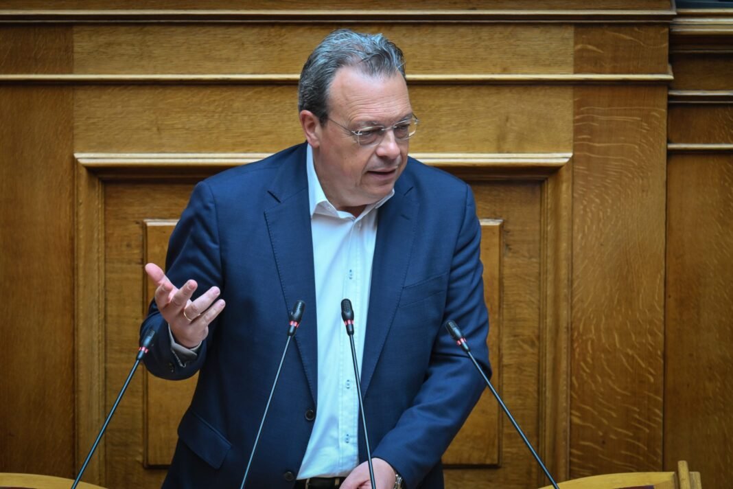 Φάμελλος στη Βουλή: «Η ρύθμιση που φέρατε δεν περιλαμβάνει όλους τους δανειολήπτες, είναι αντισυνταγματική» Φάμελλος-στη-Βουλή:-«Η-ρύθμιση-που-φέρατε-δεν-περιλαμβάνει-όλους-τους-δανειολήπτες,-είναι-αντισυνταγματική»