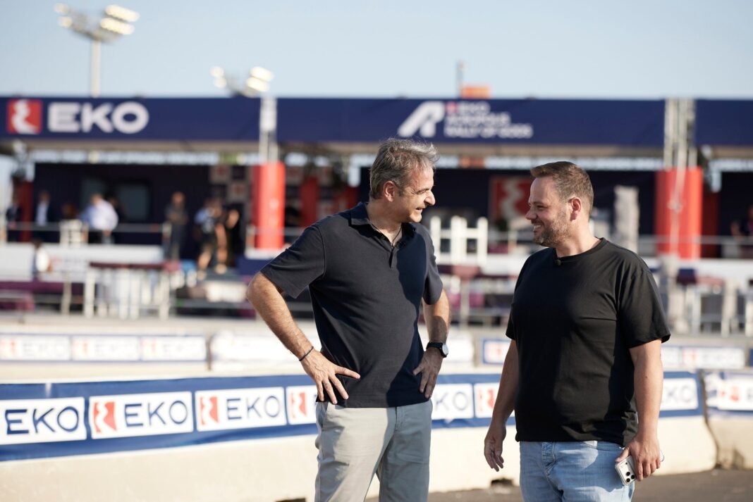 Μητσοτάκης:-«Συνοδηγό-θα-επέλεγα-τον-Αλέξη-Τσίπρα,-γιατί-έχει-κάνει-τόσες-“πιρουέτες”,-που-αν-οδηγούσα-εγώ-αποκλείεται-να-ζαλιζόταν»