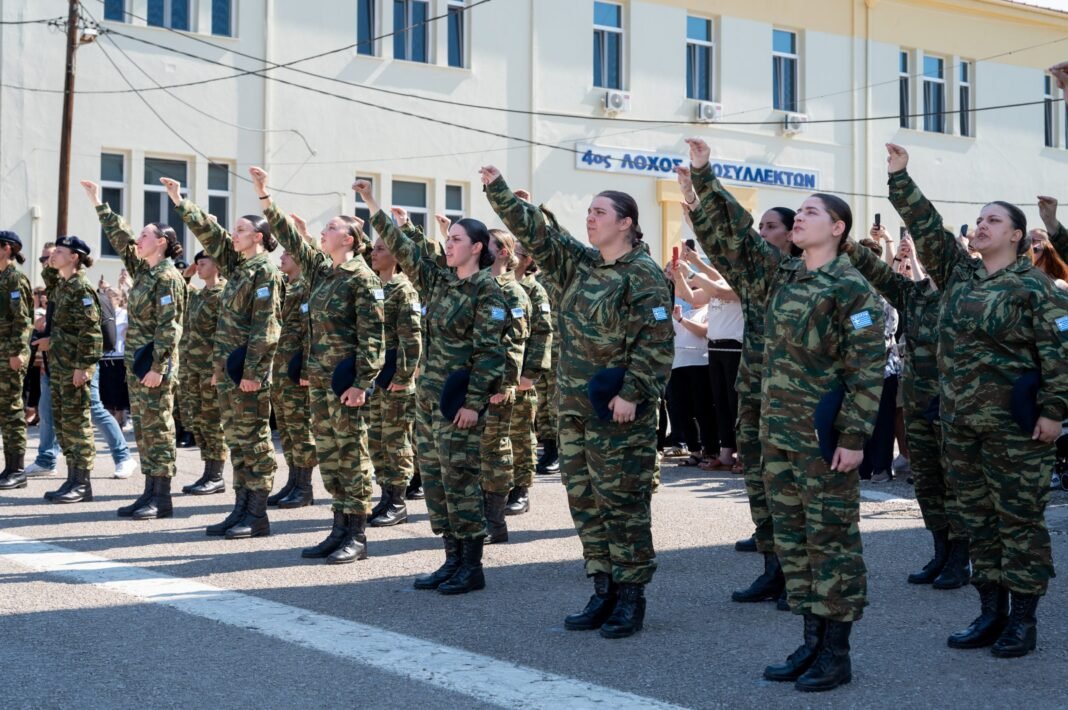 Ορκίστηκαν-οι-πρώτες-γυναίκες-οπλίτες-–-Δείτε-βίντεο-και-φωτογραφίες