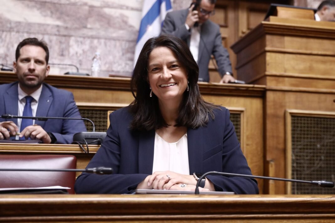 Νομοσχέδιο-Κεραμέως:-Νέα-μέτρα-για-ίση-αμοιβή-ανδρών-γυναικών-και-μείωση-μισθολογικού-χάσματος