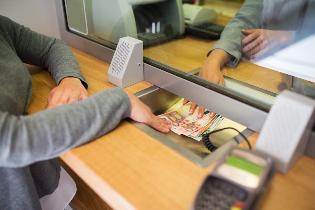 ΤτΕ: Άλμα 5,3 δισ. ευρώ στις καταθέσεις νοικοκυριών και επιχειρήσεων τον Μάιο –Τα δάνεια αυξήθηκαν κατά 1,6 δισ. ΤτΕ:-Άλμα-5,3-δισ-ευρώ-στις-καταθέσεις-νοικοκυριών-και-επιχειρήσεων-τον-Μάιο-–Τα-δάνεια-αυξήθηκαν-κατά-1,6-δισ.