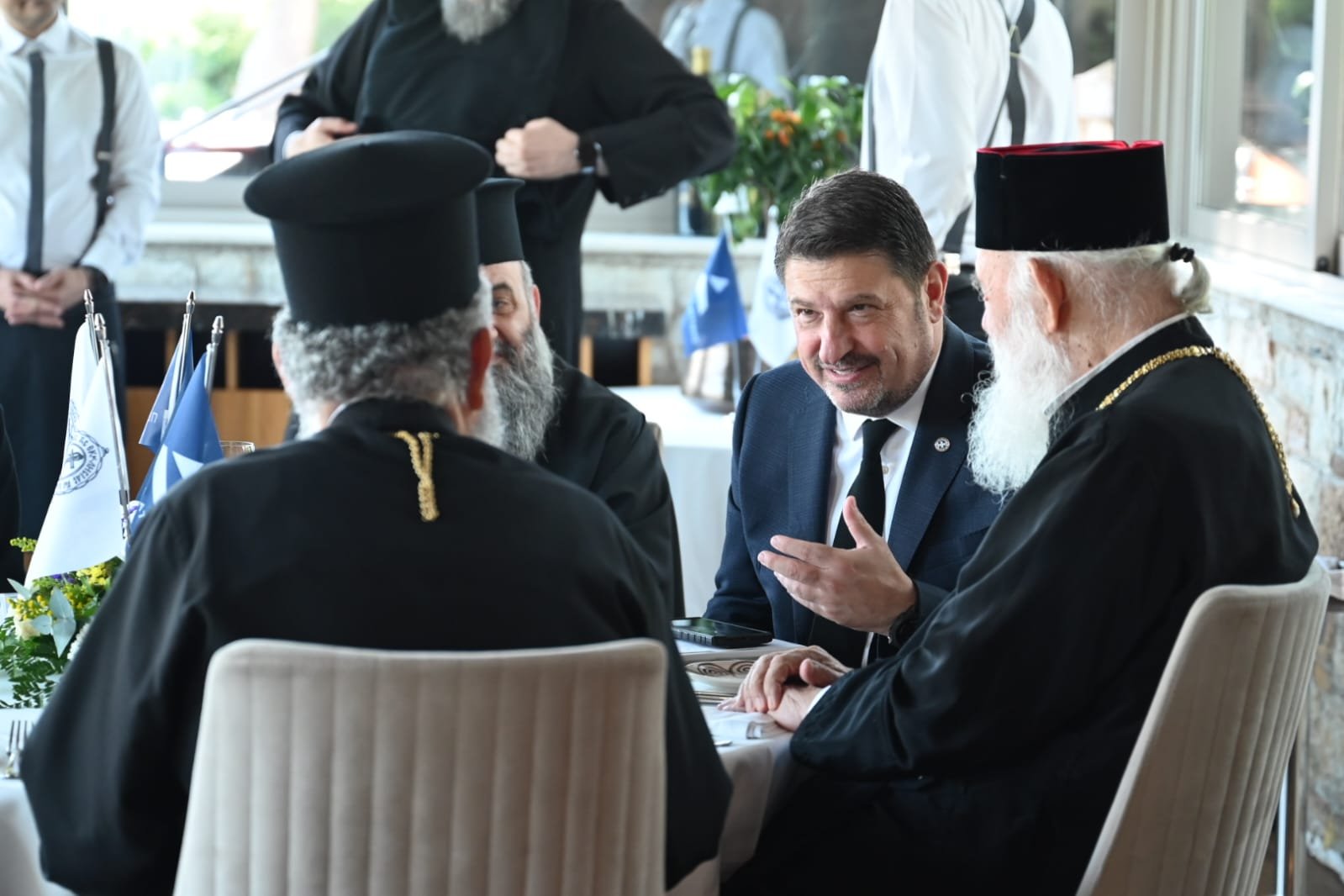 Νίκος Χαρδαλιάς: Γεύμα εργασίας του Περιφερειάρχη Αττικής με τον Αρχιεπίσκοπο και μέλη της Ιεράς Συνόδου
