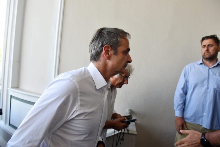 Θεσσαλονίκη:-Στο-Ιπποκράτειο-ο-Κυριάκος-Μητσοτάκης-–-Επισκέπτεται-τους-τραυματίες-από-τις-εμπρηστικές-επιθέσεις