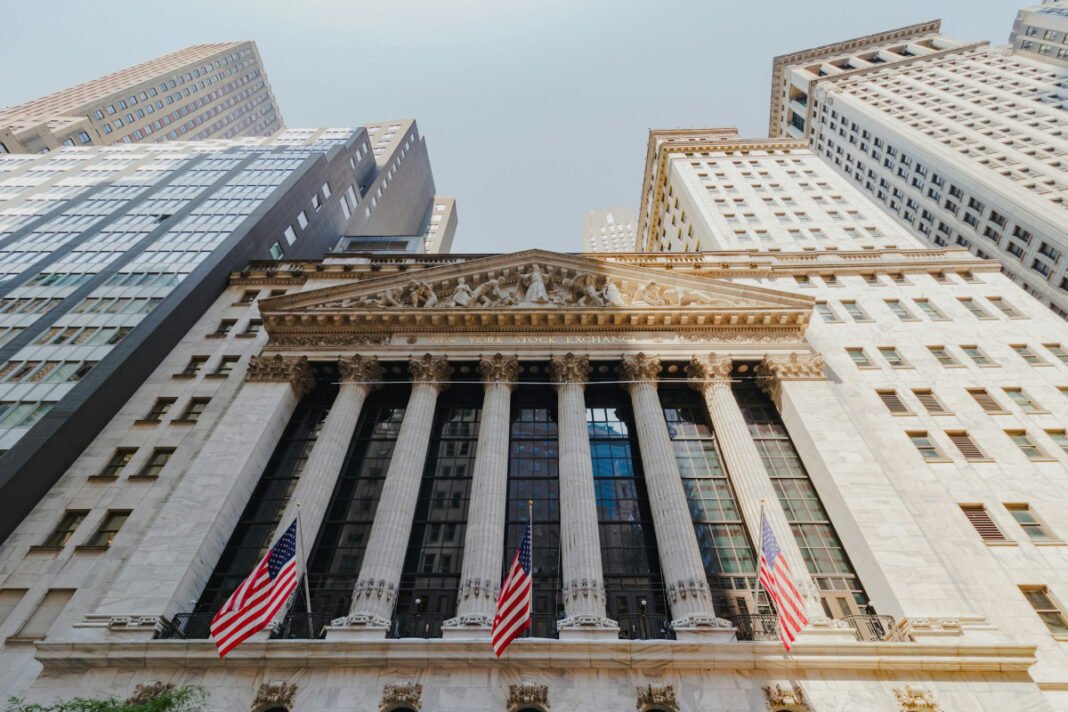 wall street: Νέο ρεκόρ για τον dow, ενώ η «βουτιά» στους ημιαγωγούς βάρυνε τον nasdaq wall-street:-Νέο-ρεκόρ-για-τον-dow,-ενώ-η-«βουτιά»-στους-ημιαγωγούς-βάρυνε-τον-nasdaq