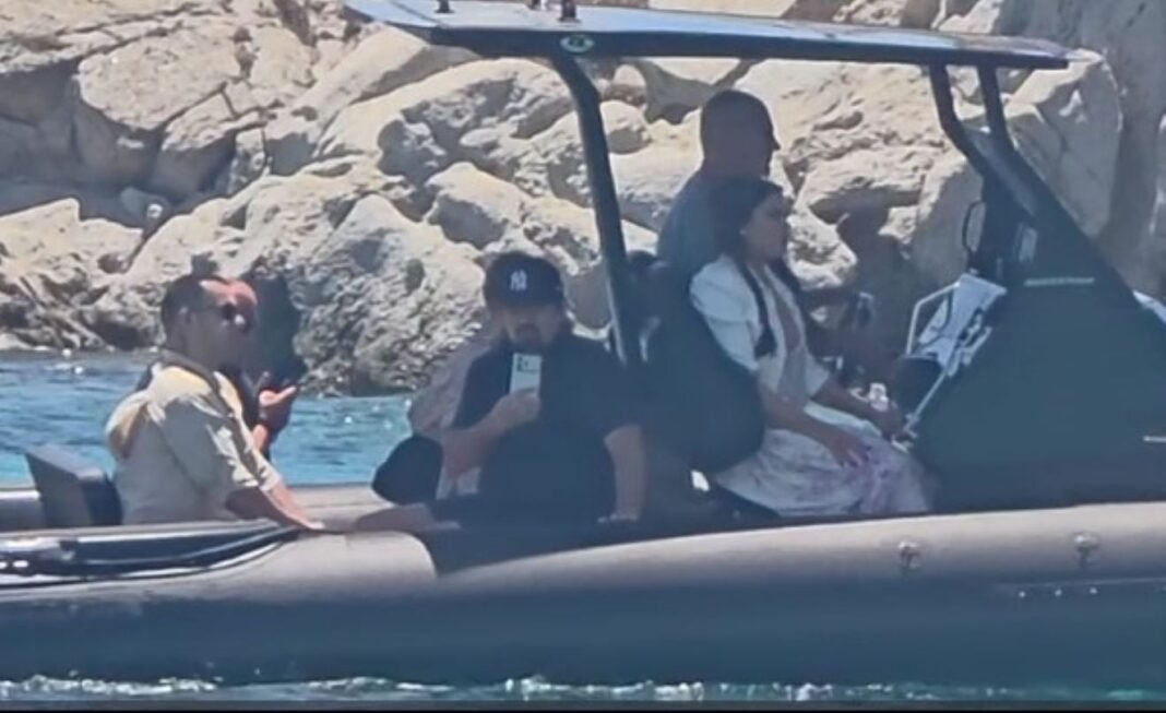 Στη Μύκονο η Κίμπερλι Γκίλφοϊλ: Έφτασε με φουσκωτό στο nammos όπου την υποδέχτηκε ο πρέσβης των ΗΠΑ στο Βέλγιο – ΒΙΝΤΕΟ Στη-Μύκονο-η-Κίμπερλι-Γκίλφοϊλ:-Έφτασε-με-φουσκωτό-στο-nammos-όπου-την-υποδέχτηκε-ο-πρέσβης-των-ΗΠΑ-στο-Βέλγιο-–-ΒΙΝΤΕΟ