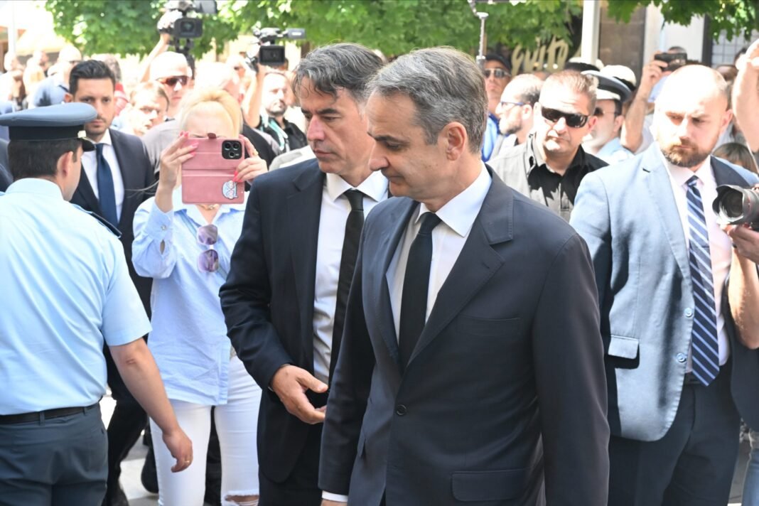 Κοζάνη:-Στην-κηδεία-της-μητέρας-της-Αφροδίτης-Νέστορα,-ο-Κυριάκος-Μητσοτάκης-–-Δείτε-εικόνες-από-την-άφιξή-του
