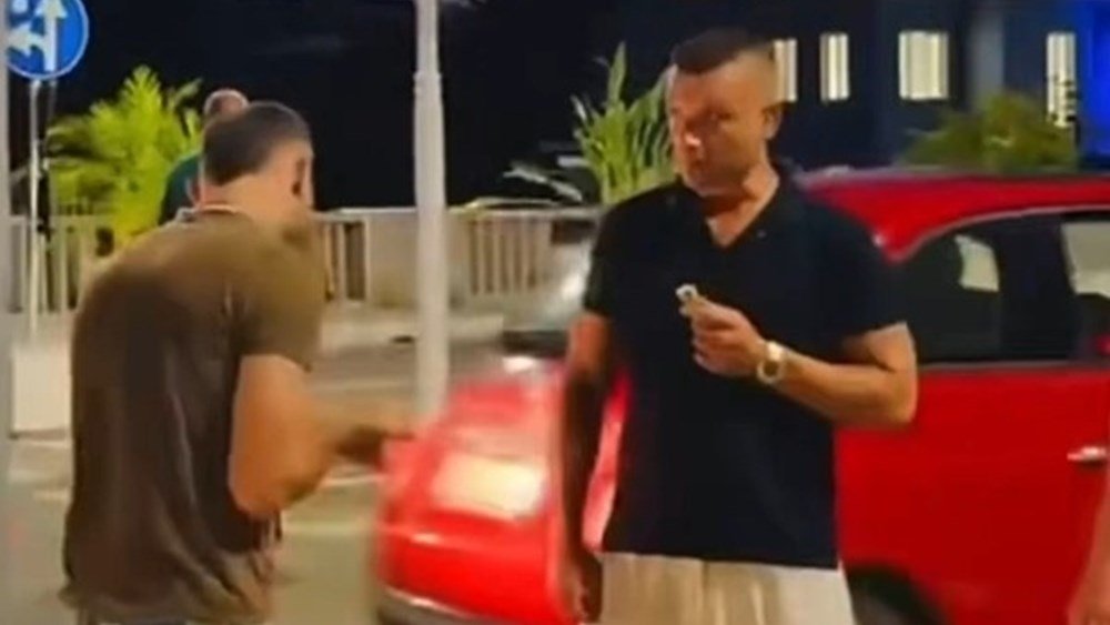 Ιταλία: Επιχειρηματίας μέλος ακροδεξιού κόμματος ξυλοκόπησε μετανάστη και ανήρτησε βίντεο στο διαδίκτυο Ιταλία:-Επιχειρηματίας-μέλος-ακροδεξιού-κόμματος-ξυλοκόπησε-μετανάστη-και-ανήρτησε-βίντεο-στο-διαδίκτυο