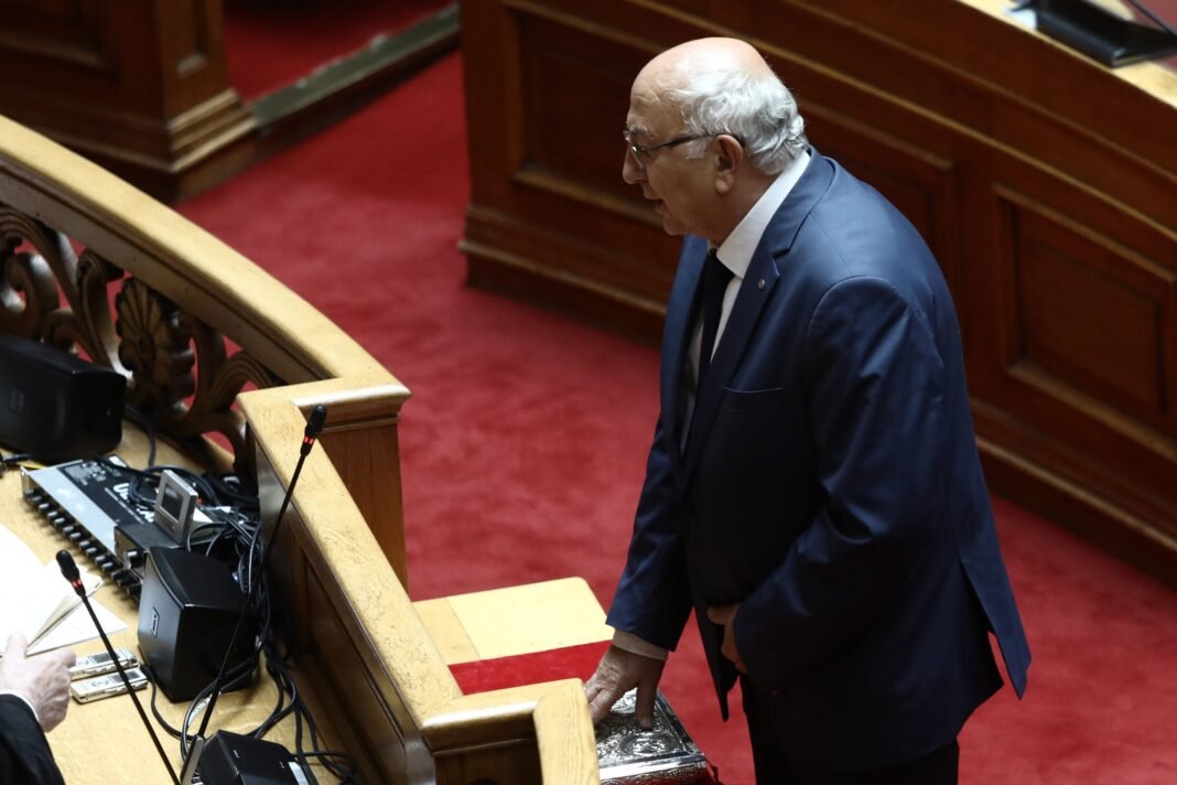 Ορκίστηκε βουλευτής ο Γιάννης Αμανατίδης Ορκίστηκε-βουλευτής-ο-Γιάννης-Αμανατίδης