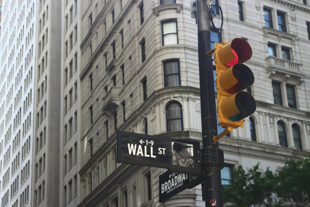 wall-street:-Η-ένταση-ΗΠΑ-–-Ιράν-βυθίζει-τις-μετοχές-τεχνολογίας-και-εκτοξεύει-το-πετρέλαιο