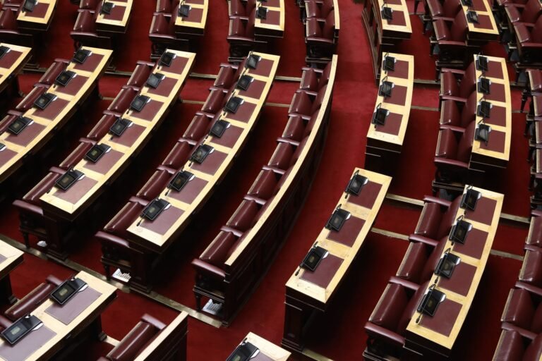 Βουλή:-Άρση-ασυλίας-της-Ζωής-Κωνσταντοπούλου-και-του-Μάριου-Σαλμά-εισηγείται-στην-Ολομέλεια-η-Επιτροπή-Δεοντολογίας