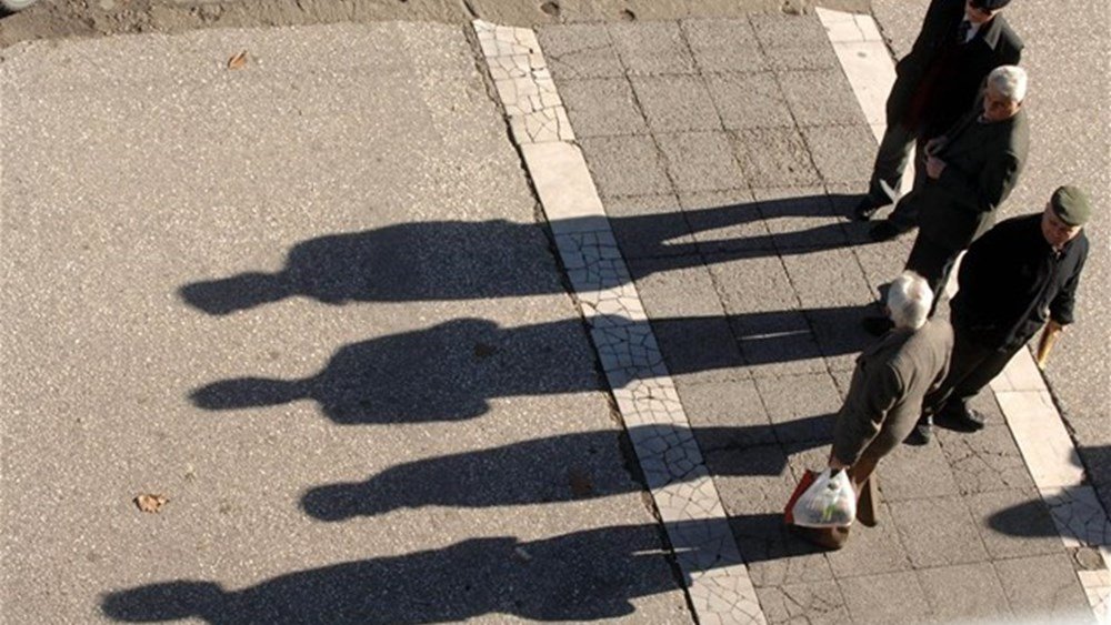 Ο πληθυσμός της ΕΕ πλησιάζει στην ιστορική του κορύφωση πριν αρχίσει να φθίνει αργά αλλά σταθερά Ο-πληθυσμός-της-ΕΕ-πλησιάζει-στην-ιστορική-του-κορύφωση-πριν-αρχίσει-να-φθίνει-αργά-αλλά-σταθερά