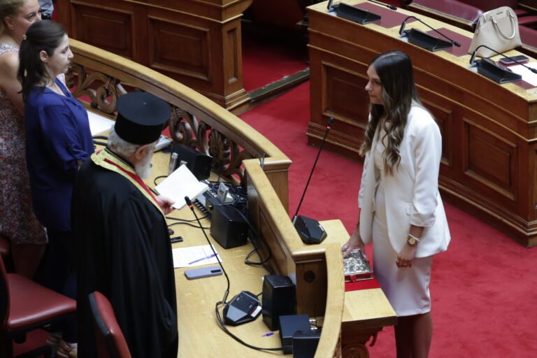 Βουλή:-Ορκίστηκε-βουλευτής-και-ανεξαρτητοποιήθηκε-από-την-ΚΟ-του-ΣΥΡΙΖΑ-η-Μυρτώ-Κοροβέση