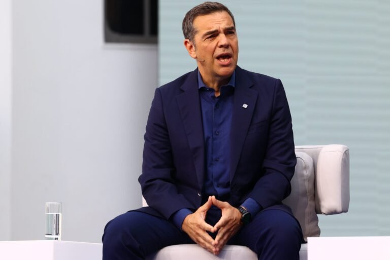 live-–-Ο-Αλέξης-Τσίπρας-απαντάει-στις-ερωτήσεις-των-μελών-της-ΕΛΑΣ