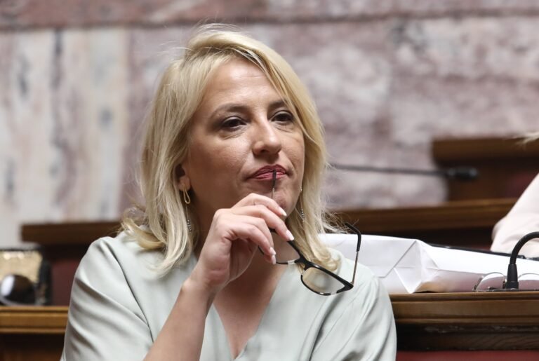 Δούρου-σε-Πολάκη:-Δεν-απαντώ-σε-«κύκλους»-–-Θα-είμαι-υποψήφια-για-πρόεδρος-της-ΚΟ.