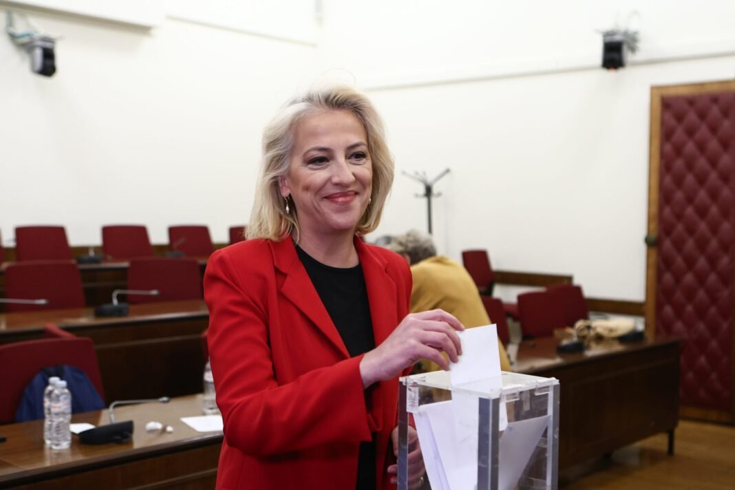ΣΥΡΙΖΑ:-Εξελέγη-πρόεδρος-της-ΚΟ.-η-Ρένα-Δούρου-–-«Κανείς-και-καμία-δεν-περισσεύει»