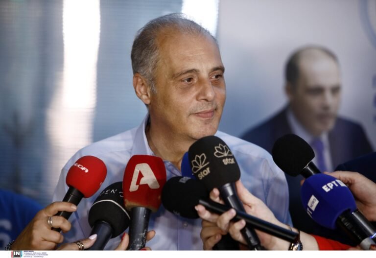 Στη-λαϊκή-αγορά-της-Λούτσας-περιόδευσε-ο-Κυριάκος-Βελόπουλος