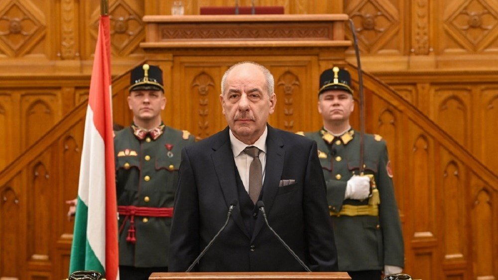 Ουγγαρία: Ο πρόεδρος Σούλιοκ υπέγραψε τη συνταγματική μεταρρύθμιση που τερματίζει τη θητεία του Ουγγαρία:-Ο-πρόεδρος-Σούλιοκ-υπέγραψε-τη-συνταγματική-μεταρρύθμιση-που-τερματίζει-τη-θητεία-του