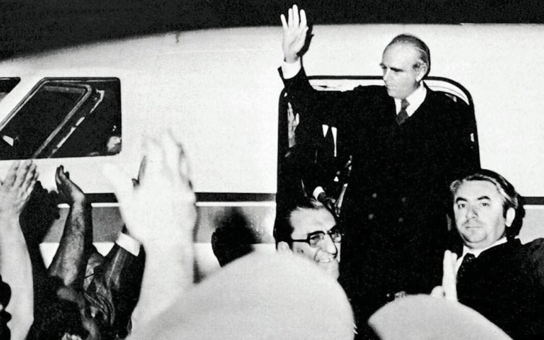Αποκατάσταση της Δημοκρατίας – 24 Ιουλίου 1974: Η νύχτα που επέστρεψε ο Καραμανλής στην Ελλάδα – ΒΙΝΤΕΟ Αποκατάσταση-της-Δημοκρατίας-–-24-Ιουλίου-1974:-Η-νύχτα-που-επέστρεψε-ο-Καραμανλής-στην-Ελλάδα-–-ΒΙΝΤΕΟ