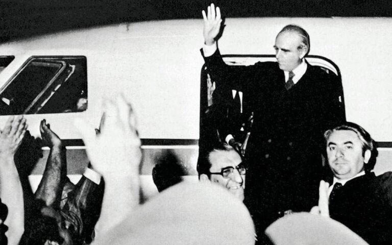 Αποκατάσταση-της-Δημοκρατίας-–-24-Ιουλίου-1974:-Η-νύχτα-που-επέστρεψε-ο-Καραμανλής-στην-Ελλάδα-–-ΒΙΝΤΕΟ