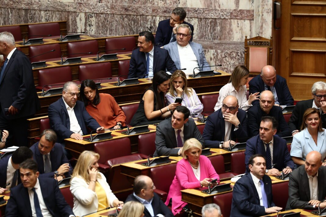 Στην-επόμενη-Βουλή-θα-κριθεί-η-τύχη-της-Αναθεώρησης-του-Συντάγματος-–-«Παρών»-από-τη-Μπακογιάννη-στο-άρθρο-για-τη-θητεία-του-ΠτΔ