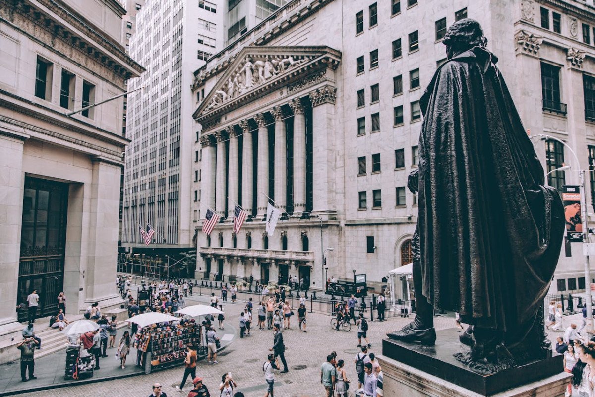 Wall Street: Προς εβδομαδιαία κέρδη S&P 500 και Nasdaq, απώλειες για Dow μετά το ρεκόρ