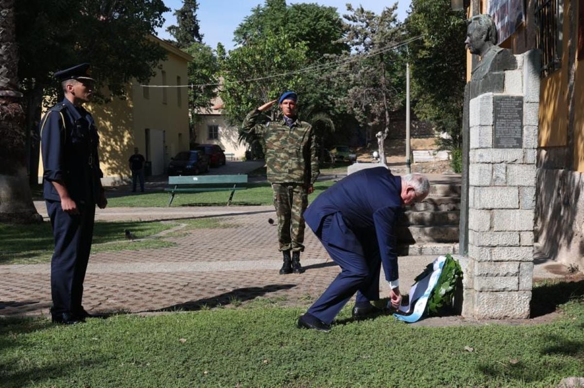 Τασούλας - κατάθεση στεφάνου στην προτομή Μουστακλή