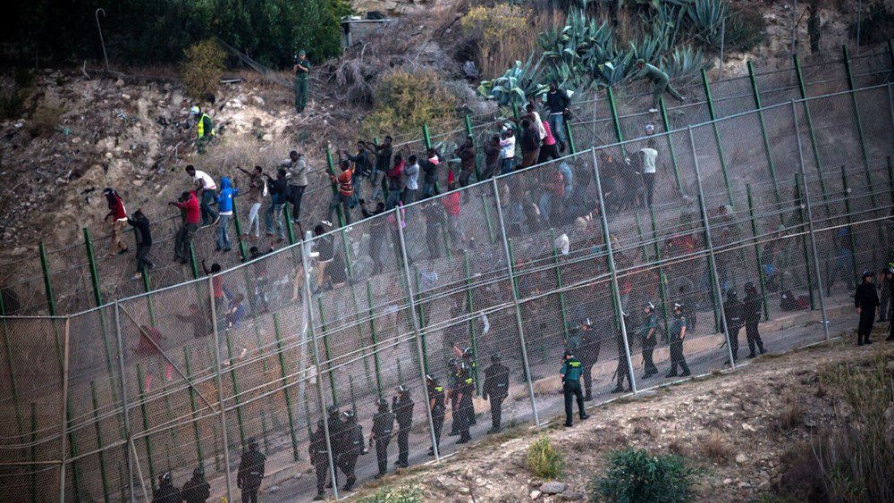 Θέουτα: Πάνω από 48.000 μετανάστες επέστρεψαν στο Μαρόκο – Στους 57 οι νεκροί Θέουτα:-Πάνω-από-48.000-μετανάστες-επέστρεψαν-στο-Μαρόκο-–-Στους-57-οι-νεκροί