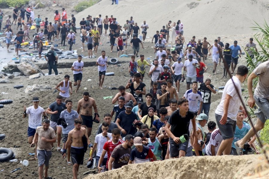 Περίπου 60.000 μετανάστες πέρασαν από το Μαρόκο στη Θέουτα, λένε οι αρχές – Στους 34 οι νεκροί Περίπου-60.000-μετανάστες-πέρασαν-από-το-Μαρόκο-στη-Θέουτα,-λένε-οι-αρχές-–-Στους-34-οι-νεκροί