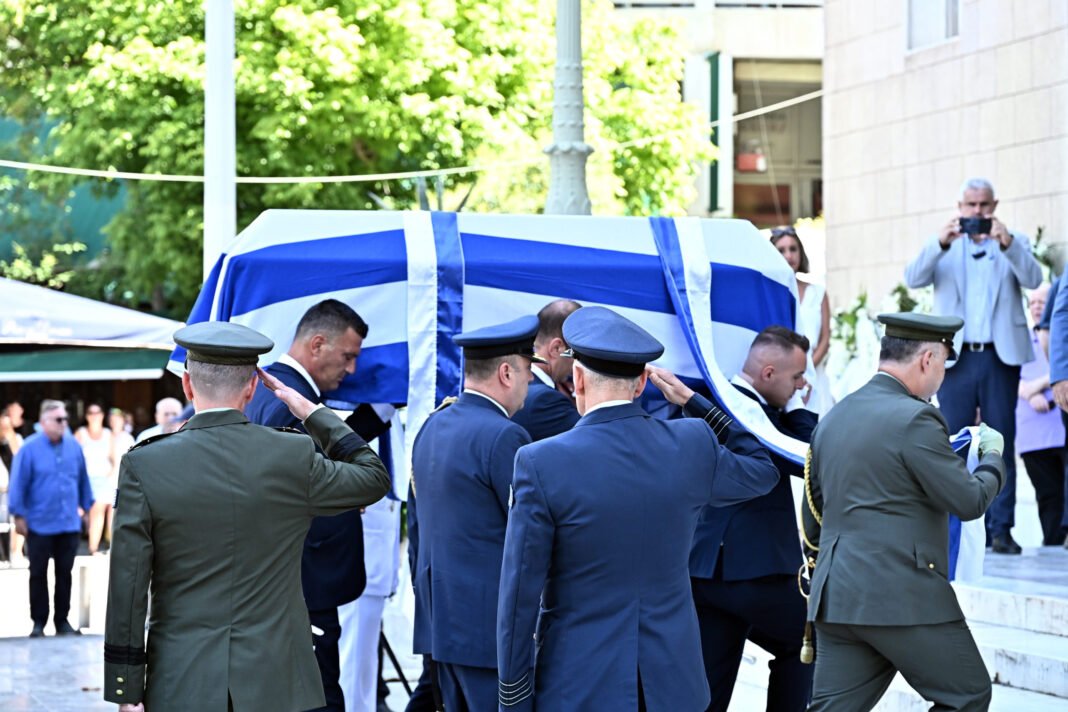 Γιάννης Βαρβιτσιώτης: Συγκίνηση στο «ύστατο χαίρε» στη Μητρόπολη Αθηνών – Μητσοτάκης: «Ήταν φτιαγμένος από εκείνο το σπάνιο μέταλλο μιας άλλης εποχής» Γιάννης-Βαρβιτσιώτης:-Συγκίνηση-στο-«ύστατο-χαίρε»-στη-Μητρόπολη-Αθηνών-–-Μητσοτάκης:-«Ήταν-φτιαγμένος-από-εκείνο-το-σπάνιο-μέταλλο-μιας-άλλης-εποχής»