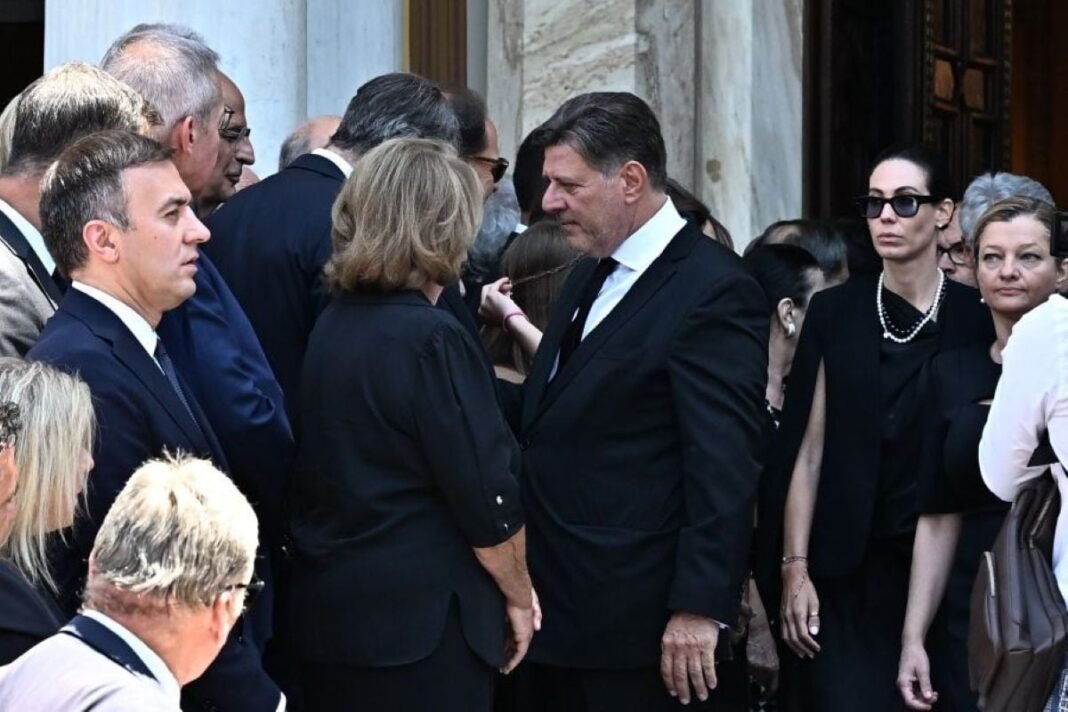 «Λύγισε» ο Μιλτιάδης Βαρβιτσιώτης στην κηδεία του πατέρα του: «Tώρα δεν ανήκεις, πλέον, μόνο σε εμάς – Ανήκεις στην ιστορία» «Λύγισε»-ο-Μιλτιάδης-Βαρβιτσιώτης-στην-κηδεία-του-πατέρα-του:-«tώρα-δεν-ανήκεις,-πλέον,-μόνο-σε-εμάς-–-Ανήκεις-στην-ιστορία»