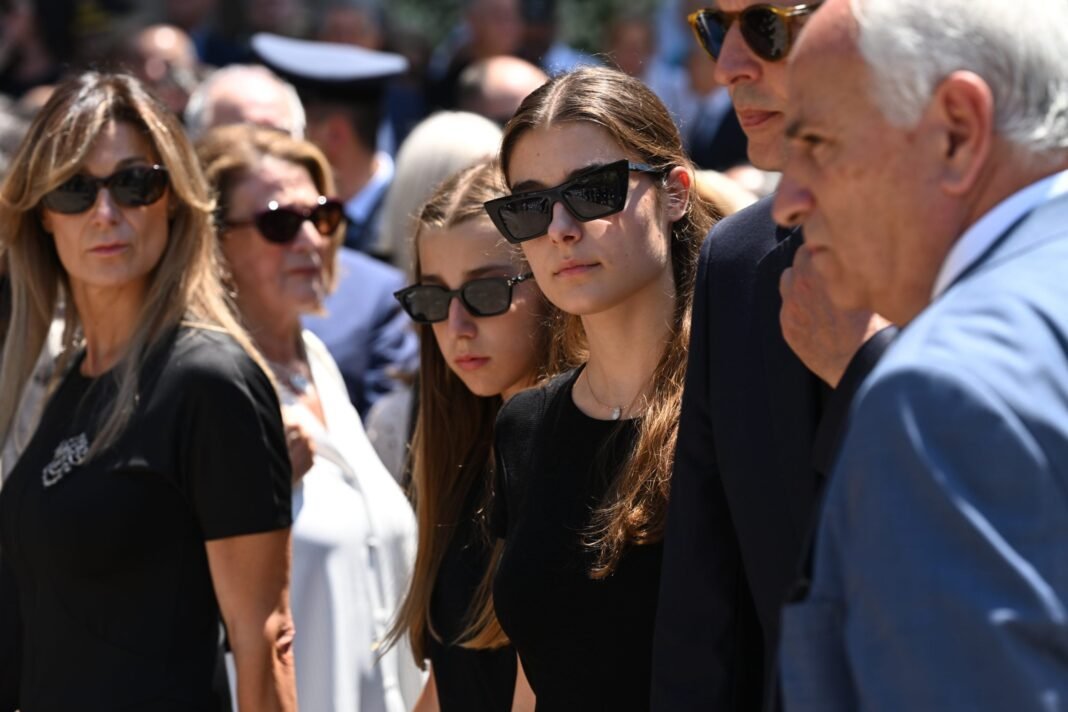 Κηδεία Γιάννη Βαρβιτσιώτη: Συγκλόνισαν οι εγγονές του – «Παππού μας λείπεις πολύ, σε ευχαριστούμε για την αγάπη και το παράδειγμά σου» Κηδεία-Γιάννη-Βαρβιτσιώτη:-Συγκλόνισαν-οι-εγγονές-του-–-«Παππού-μας-λείπεις-πολύ,-σε-ευχαριστούμε-για-την-αγάπη-και-το-παράδειγμά-σου»