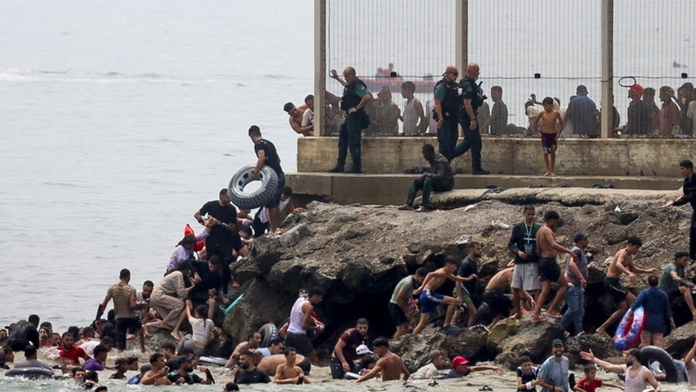Κρίση στη Θέουτα: Στους 75 οι νεκροί – 70.000 έχουν ήδη επιστρέψει στο Μαρόκο, δεν κινδύνευσε ο χώρος Σένγκεν, λέει η Μαδρίτη Κρίση-στη-Θέουτα:-Στους-75-οι-νεκροί-–-70.000-έχουν-ήδη-επιστρέψει-στο-Μαρόκο,-δεν-κινδύνευσε-ο-χώρος-Σένγκεν,-λέει-η-Μαδρίτη