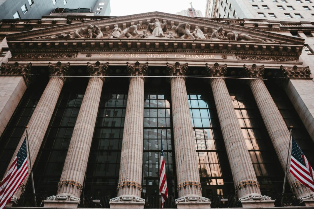 «Φρέναρε» η Wall Street, αλλά ο Dow Jones διασώθηκε με νέο ρεκόρ «Φρέναρε»-η-wall-street,-αλλά-ο-dow-jones-διασώθηκε-με-νέο-ρεκόρ