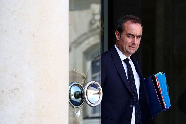 Γαλλία: Ο Λεκορνί πιέζει τους ασφαλιστές να καλύψουν τις ζημιές από τις πυρκαγιές Γαλλία:-Ο-Λεκορνί-πιέζει-τους-ασφαλιστές-να-καλύψουν-τις-ζημιές-από-τις-πυρκαγιές