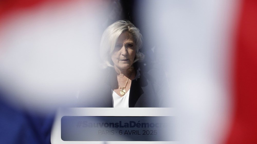 politico Γαλλία: Ποτέ οι μετριοπαθείς και κεντρώοι δεν ήταν πιο αδύναμοι και πολυδιασπασμένοι – Προς προεδρική “μονομαχία των άκρων” politico-Γαλλία:-Ποτέ-οι-μετριοπαθείς-και-κεντρώοι-δεν-ήταν-πιο-αδύναμοι-και-πολυδιασπασμένοι-–-Προς-προεδρική-“μονομαχία-των-άκρων”