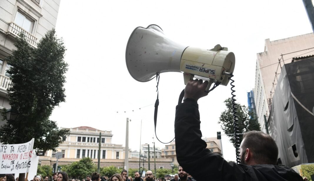 ΑΔΕΔΥ:-Διαμαρτυρία-τη-Δευτέρα-στο-υπ.-Οικονομικών-με-αίτημα-την-επαναφορά-του-13ου-και-14ου-μισθού