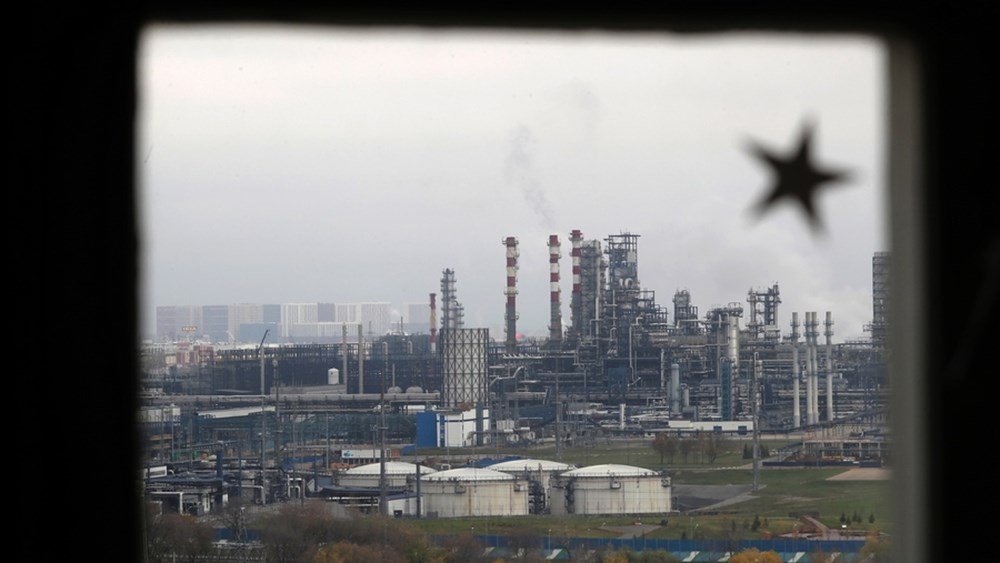 Ρωσία: Η παραγωγή βενζίνης υποχώρησε στο 70% της εγχώριας ζήτησης μετά τις επιθέσεις με drones Ρωσία:-Η-παραγωγή-βενζίνης-υποχώρησε-στο-70%-της-εγχώριας-ζήτησης-μετά-τις-επιθέσεις-με-drones