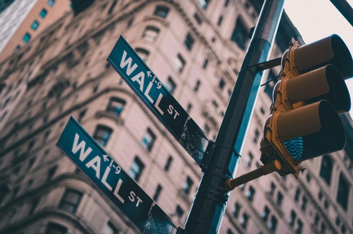 Αναζήτηση κατεύθυνσης στη Wall Street με το βλέμμα στη Μέση Ανατολή