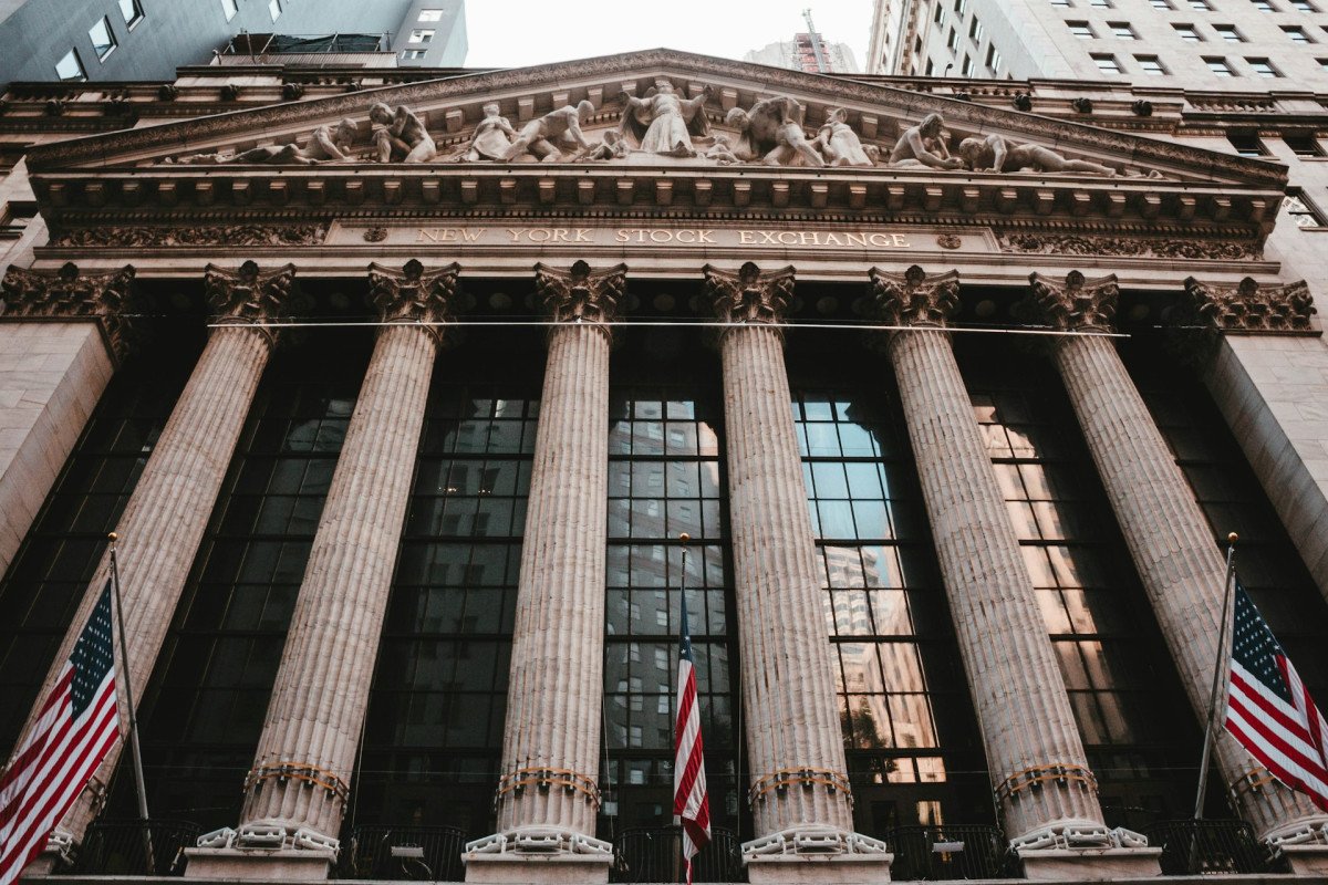«Φρέναρε» η Wall Street, αλλά ο Dow Jones διασώθηκε με νέο ρεκόρ