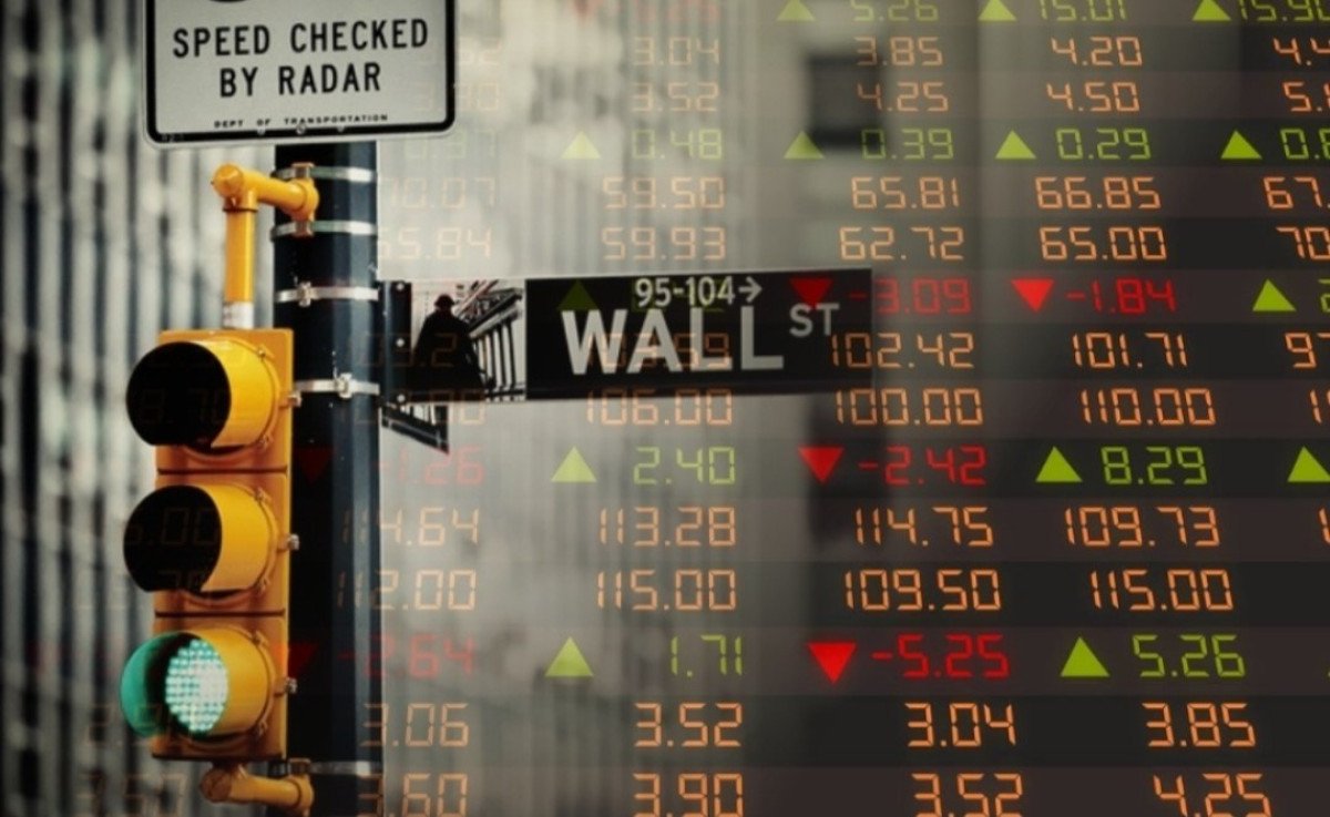 Καλοκαιρινό πανηγύρι στη Wall Street με ώθηση από τα εταιρικά αποτελέσματα και τη βουτιά του πετρελαίου