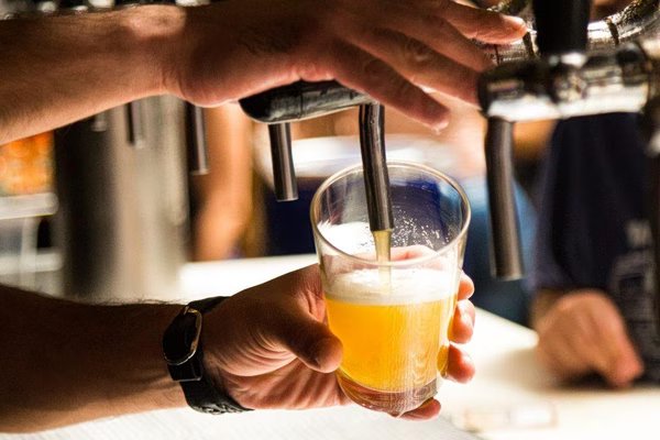 Μπίρα: Πτώση 6% στην εστίαση – Γιατί κερδίζουν τα σούπερ μάρκετ Μπίρα:-Πτώση-6%-στην-εστίαση-–-Γιατί-κερδίζουν-τα-σούπερ-μάρκετ